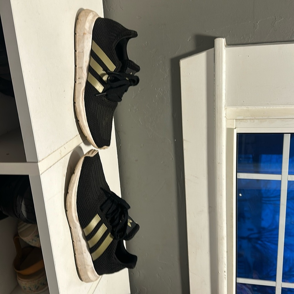 Woman’s size 6 adidas shoes like new!